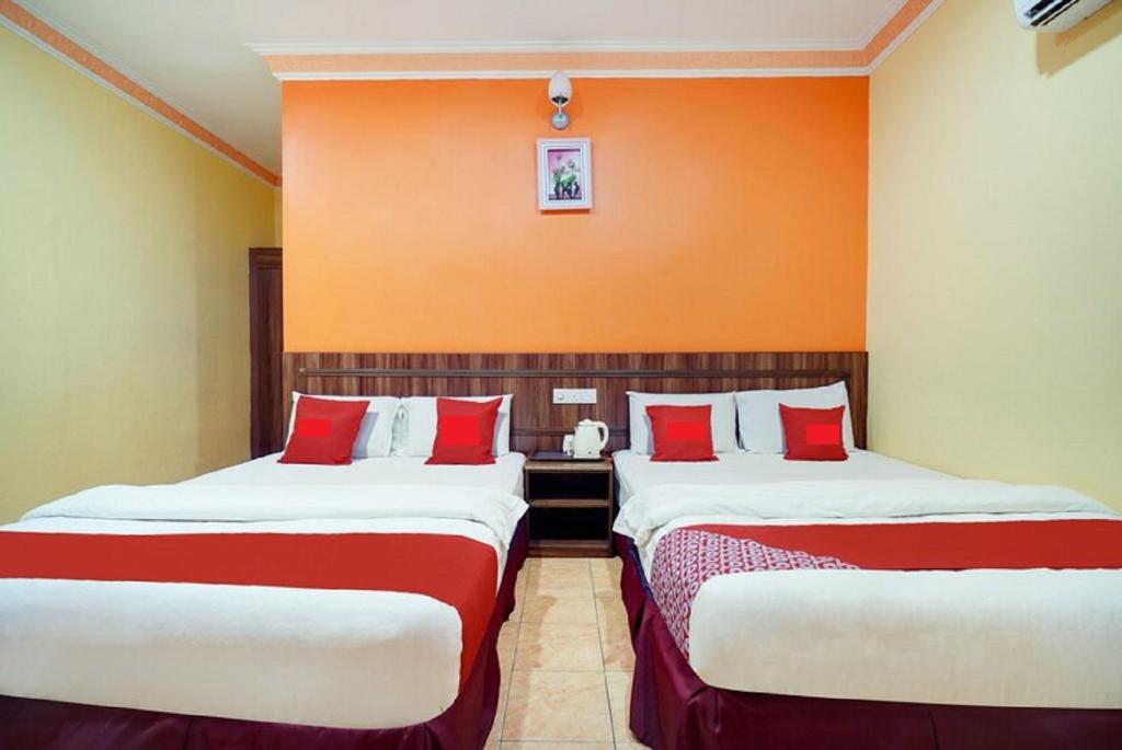 Postel nebo postele na pokoji v ubytování Hill Times Inn Hotel