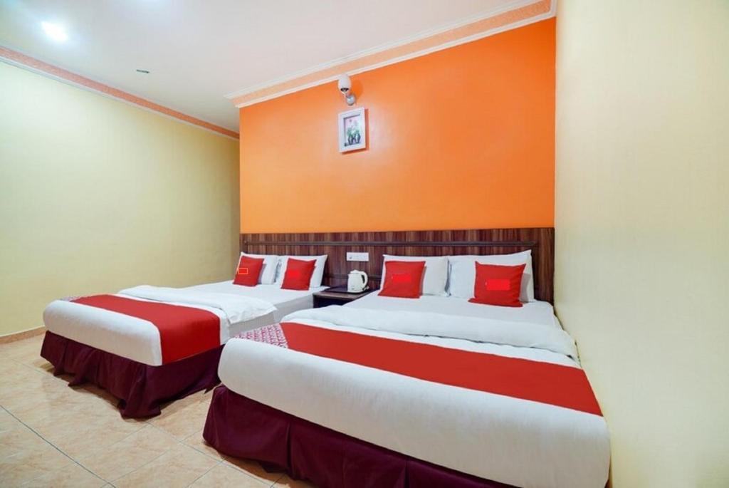 Postel nebo postele na pokoji v ubytování Hill Times Inn Hotel