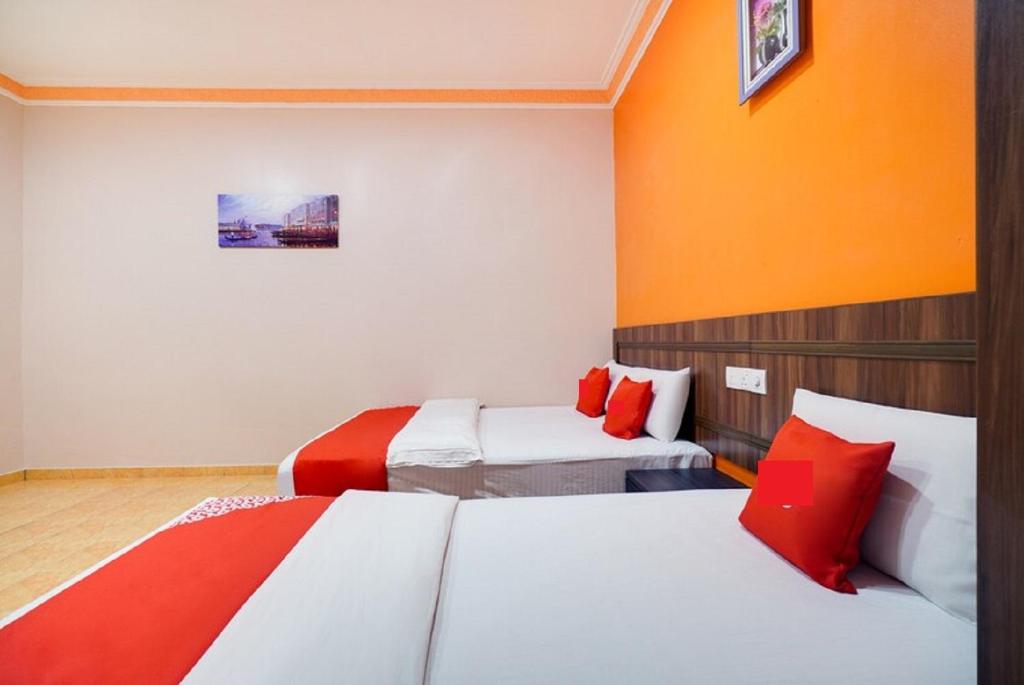 Postel nebo postele na pokoji v ubytování Hill Times Inn Hotel