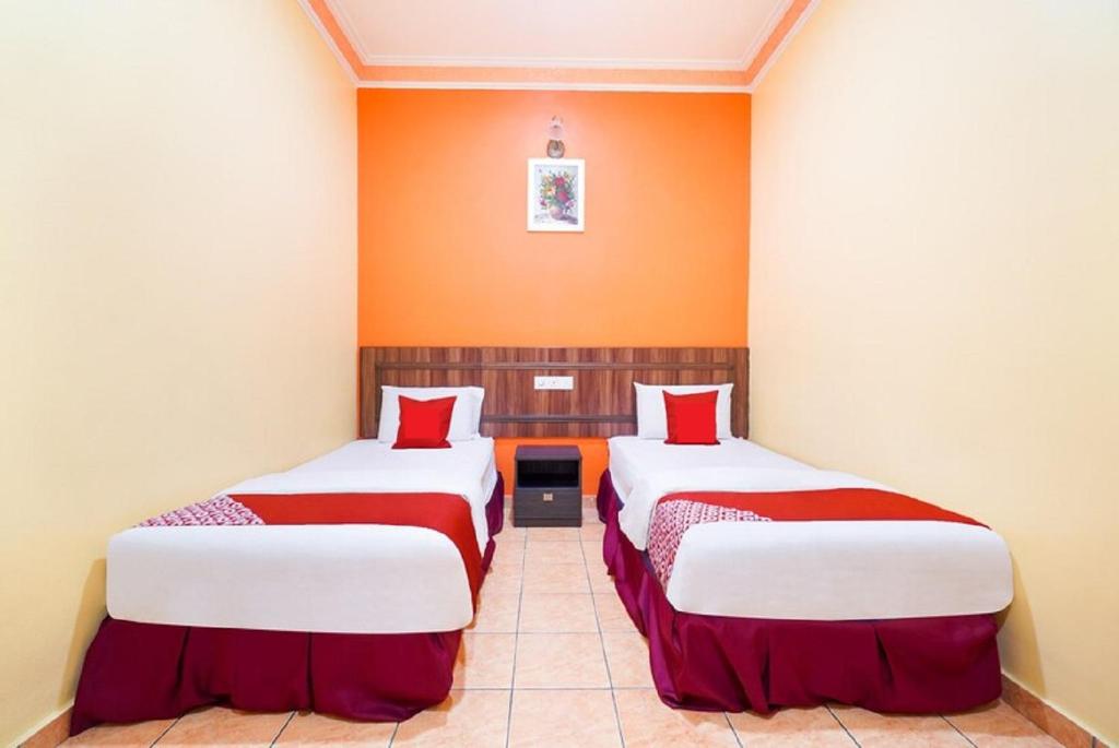 Postel nebo postele na pokoji v ubytování Hill Times Inn Hotel