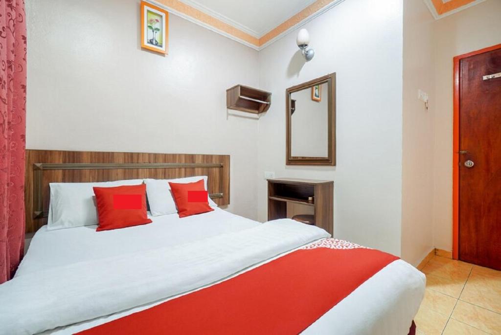 Postel nebo postele na pokoji v ubytování Hill Times Inn Hotel