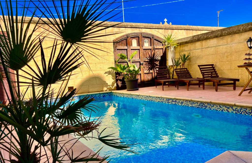 una piscina frente a un edificio en Grotto's Paradise B&B, en Għarb