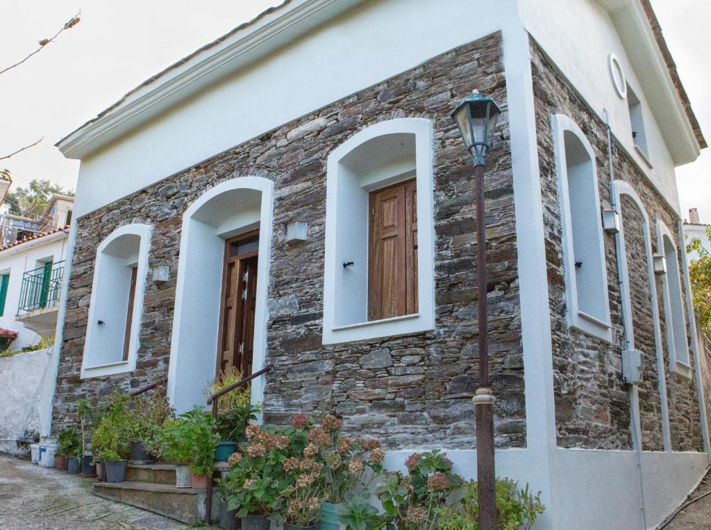 une maison en briques avec des fenêtres blanches et une lumière de rue dans l'établissement Kleopatra's House, à Karavostamo