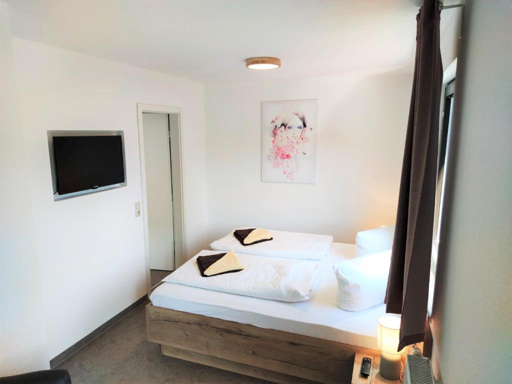 سرير أو أسرّة في غرفة في Pfefferstübchen Ferienwohnung Schanzenblick