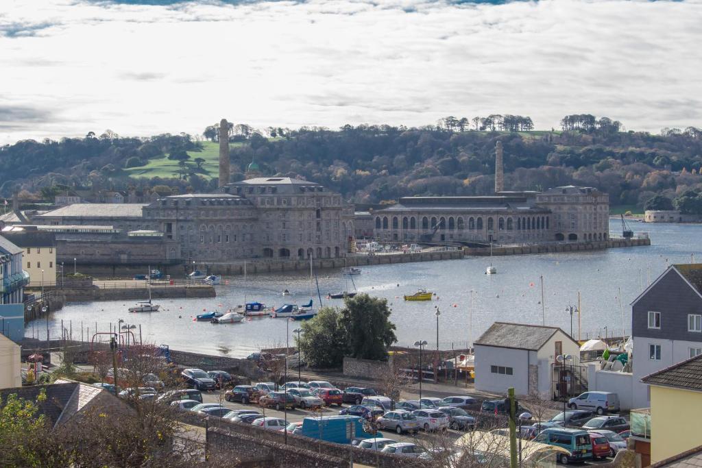 Blick auf eine Stadt mit Fluss und Gebäuden in der Unterkunft Tamar View by Pureserviced in Plymouth