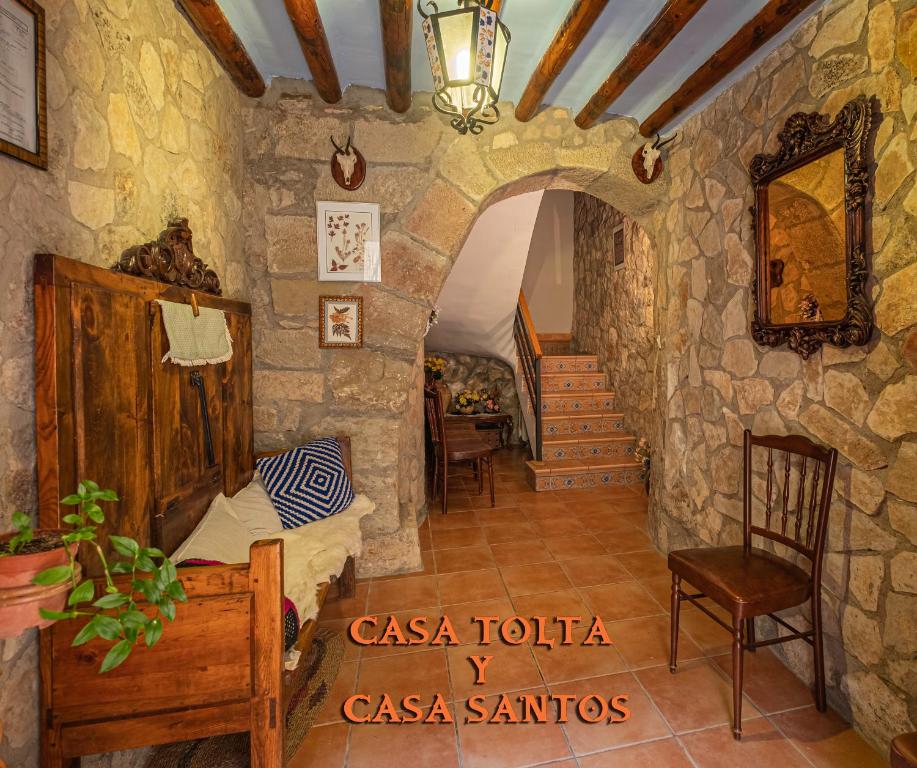 une chambre avec un mur en pierre et une arche dans une maison dans l'établissement Casas Santos y Tolta, à Loarre