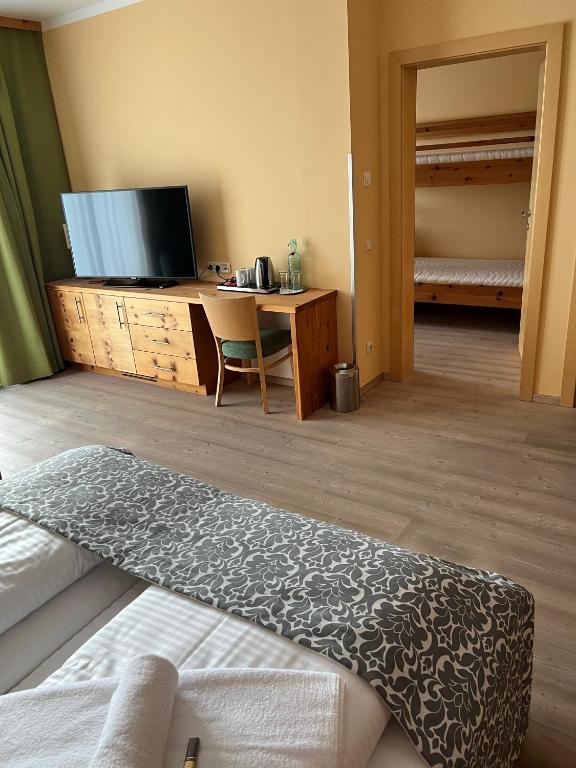 Televízia a/alebo spoločenská miestnosť v ubytovaní Das AlplResort "ALMfrequenz"
