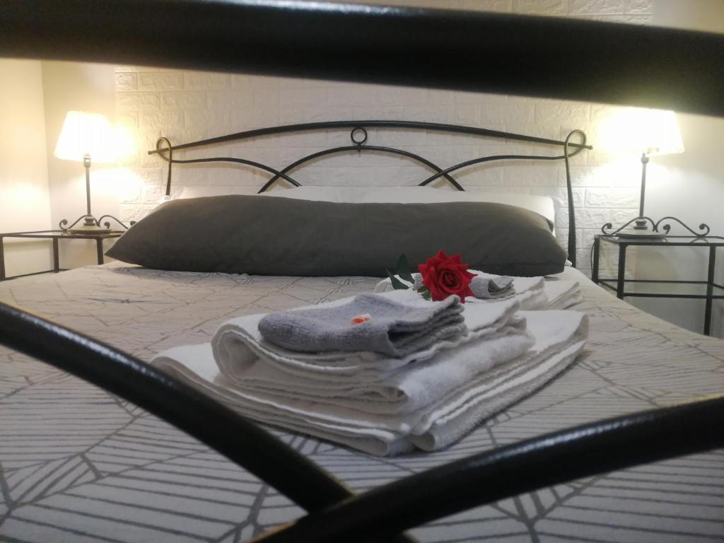 ローマにあるRomAmoR Suiteのベッドの上に座るタオルの山