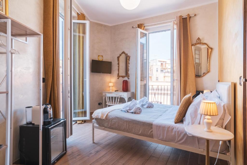 ローマにあるGolden Rooms Piazza di Spagnaのベッドルーム1室(ベッド1台、大きな窓付)