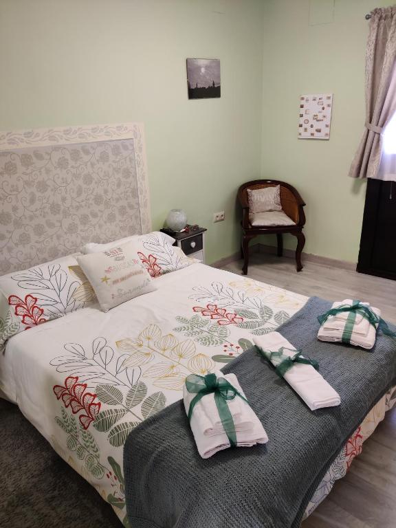 Un dormitorio con una cama con dos toallas encima. en Las Cigüeñas de San Cristóbal, en San Cristóbal de Segovia