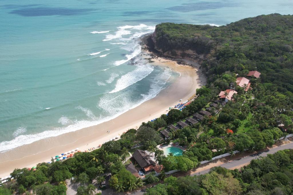 una vista aérea de la playa y del océano en Madeiro Beach Hotel, en Pipa
