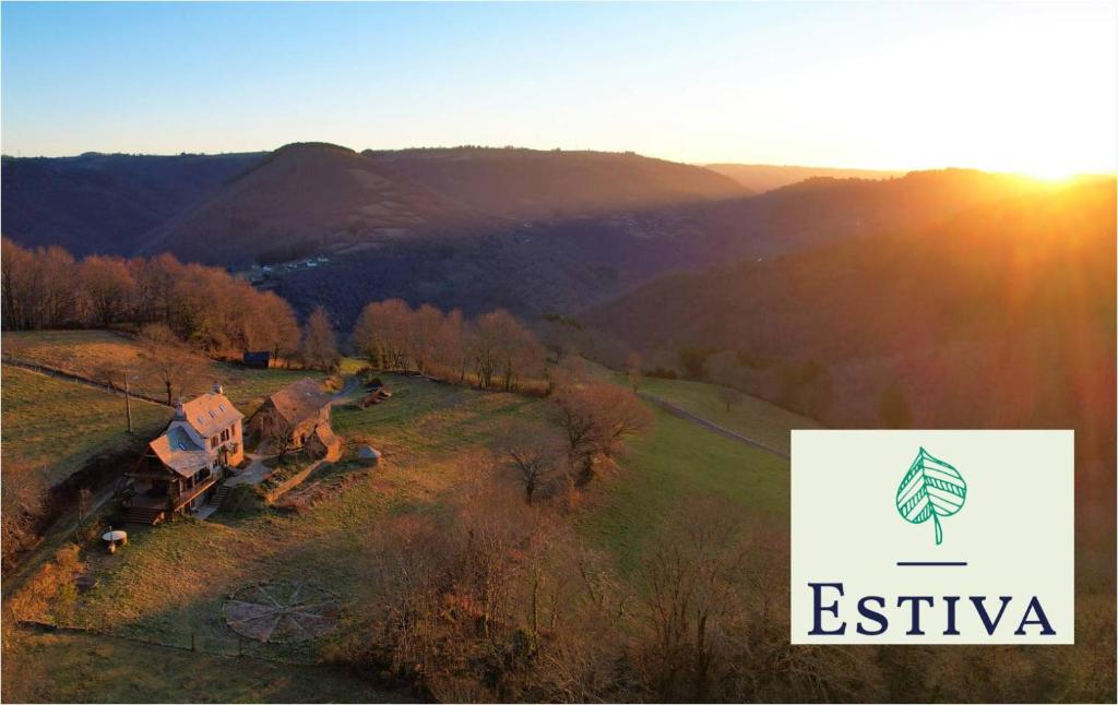 Vue sur une montagne avec les mots estixka dans l'établissement Estiva Resort, à Lapeyrugue