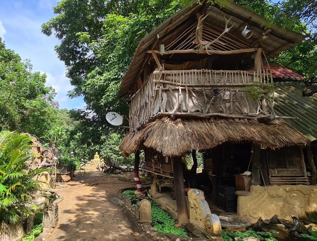 卡塔拉伽馬的住宿－Humbhaha jungle nature eco resort，一座带稻草屋顶的老房子