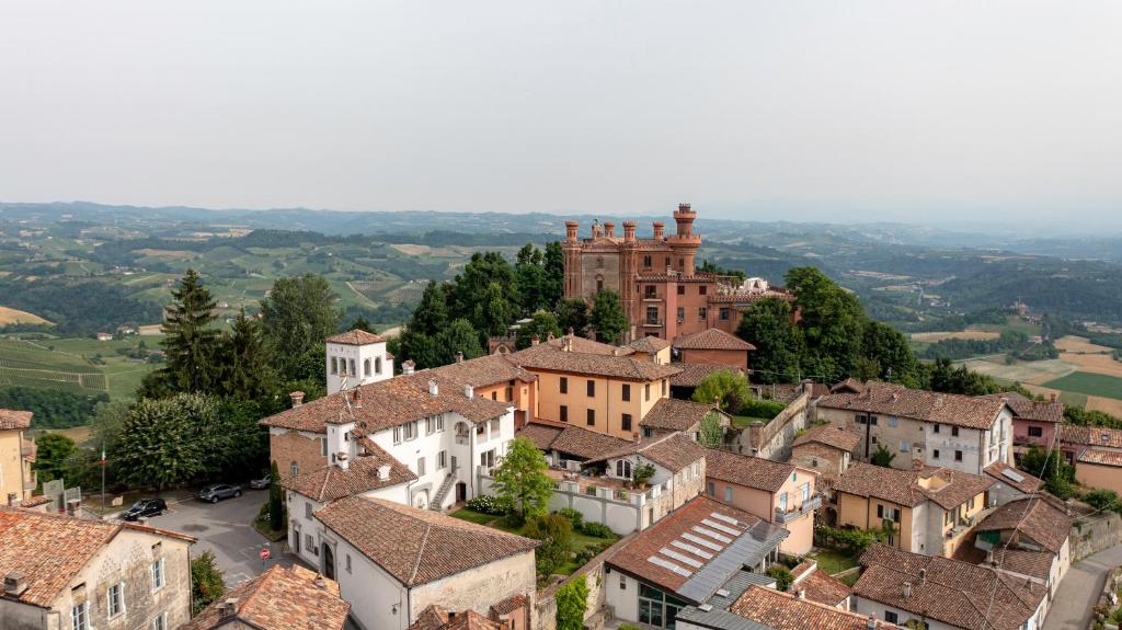 una vista aerea di un villaggio con un castello di Casa Novella a Novello