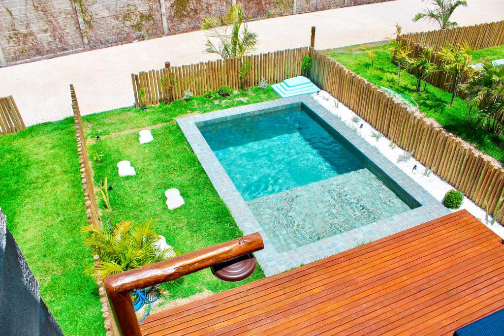 widok na basen w ogrodzie w obiekcie Casa Maldivas em São Miguel dos Milagres w mieście Passo de Camarajibe