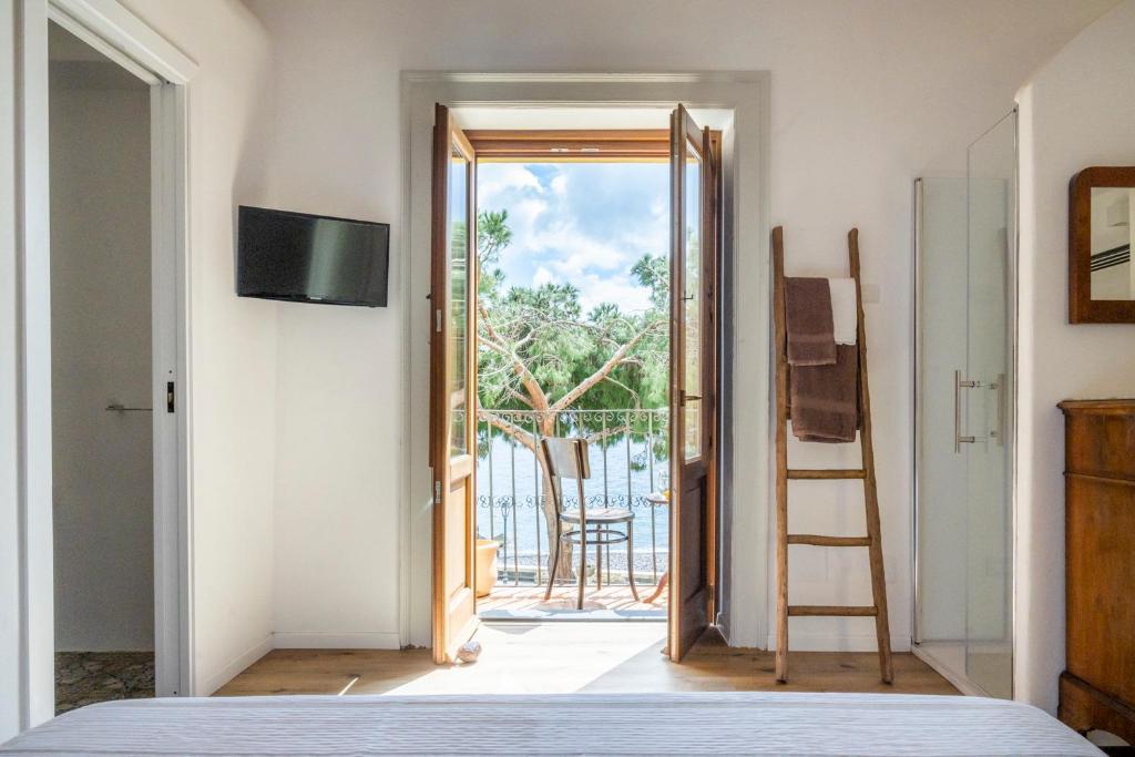 TV a/nebo společenská místnost v ubytování Iancura - B&B di design a Salina