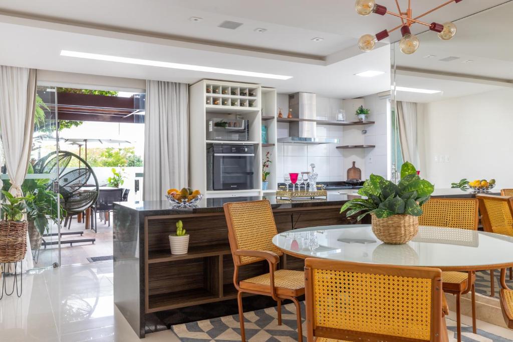 cocina y comedor con mesa y sillas en CASA CAJU, en Aracaju