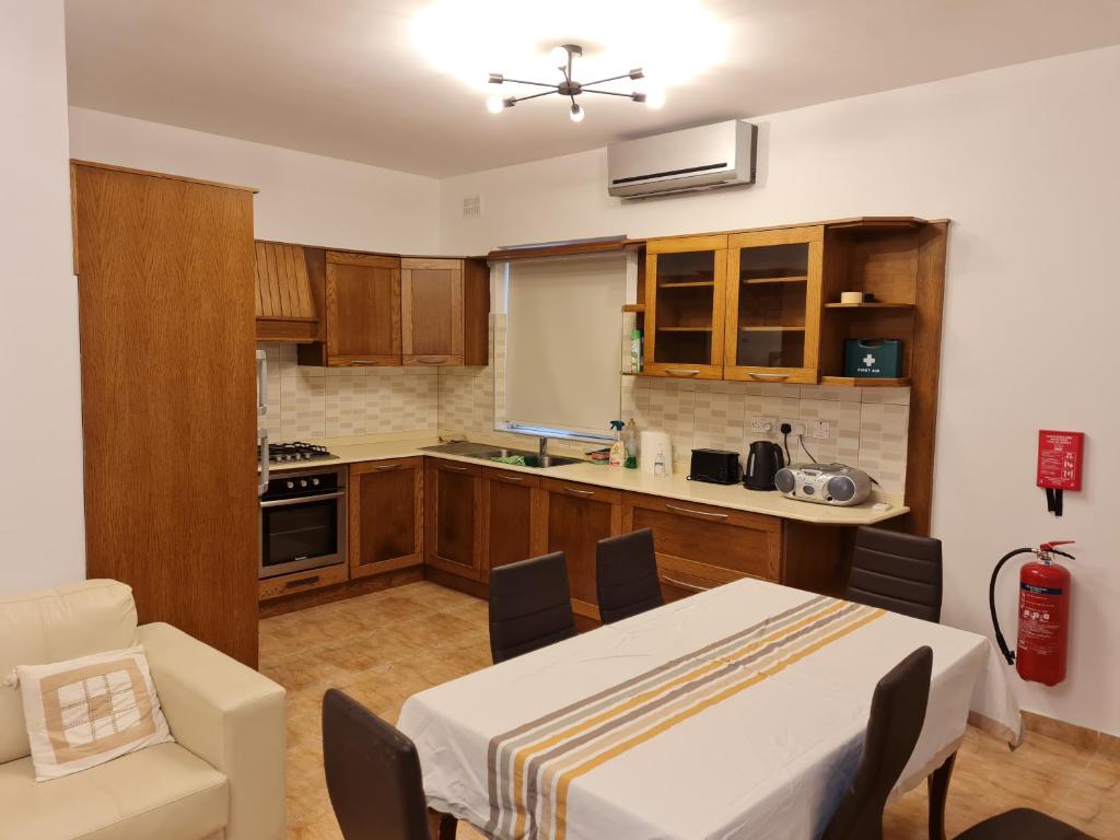 A kitchen or kitchenette at Lovely 3 bedroom unit with own entrance