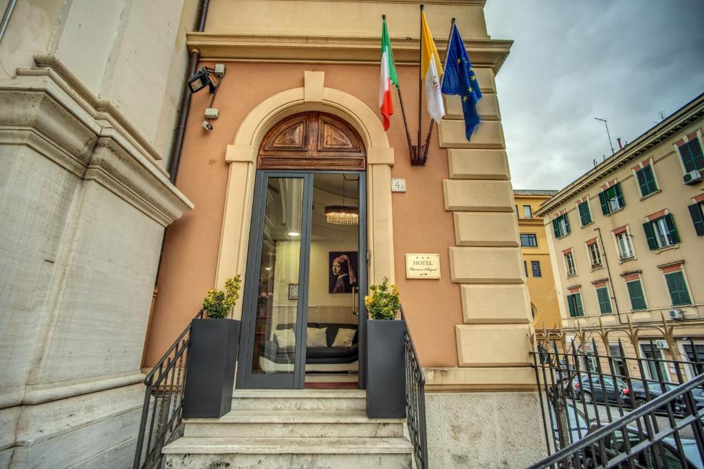 un bâtiment avec des drapeaux sur son côté dans l'établissement Hotel Ottaviano Augusto, à Rome