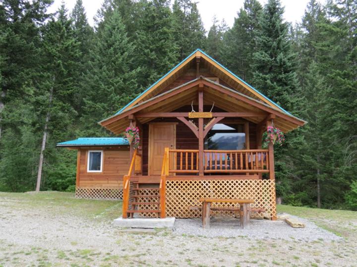 a small cabin with a bench in front of it at Tschurtschenthaler Rentals in Golden