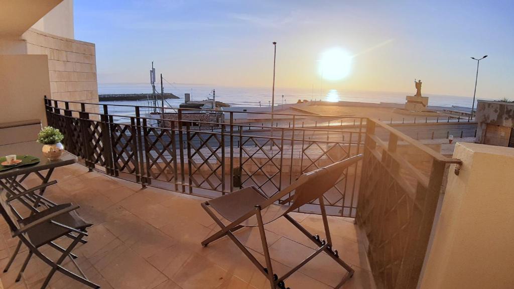 d'un balcon avec des chaises et une vue sur la plage. dans l'établissement POTATO BEACH apartment at beach front & sea view, à Lagos