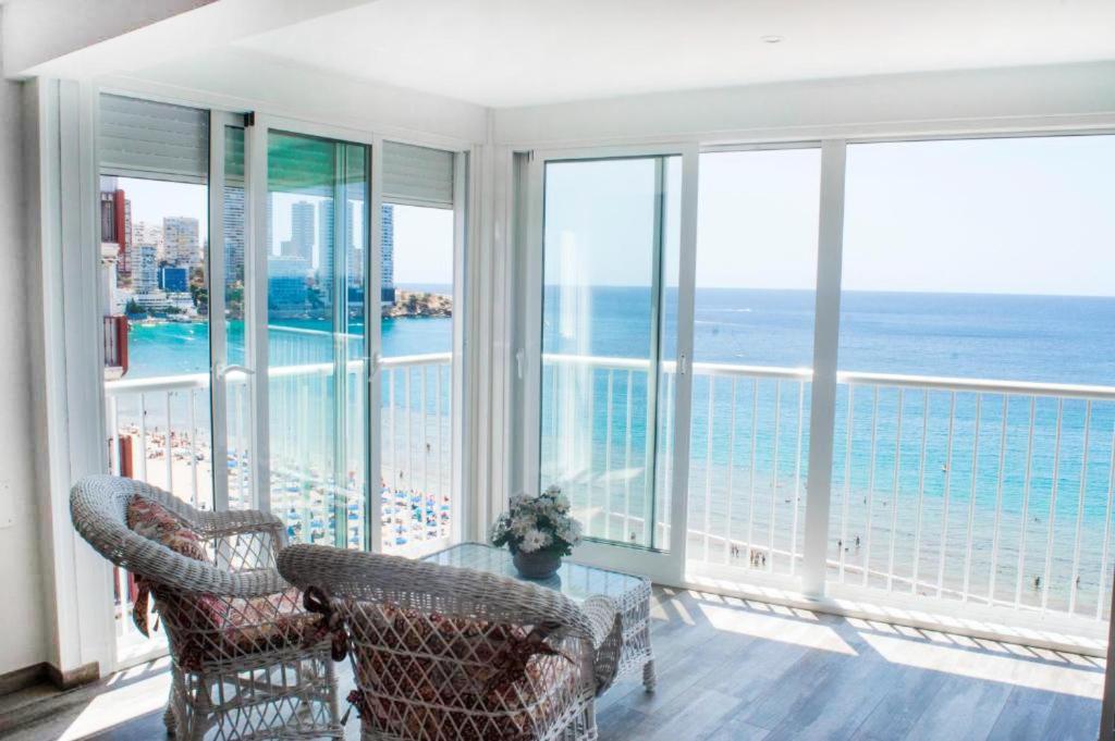 uma sala de estar com vista para o oceano em Apartamento Ibañez em Benidorm