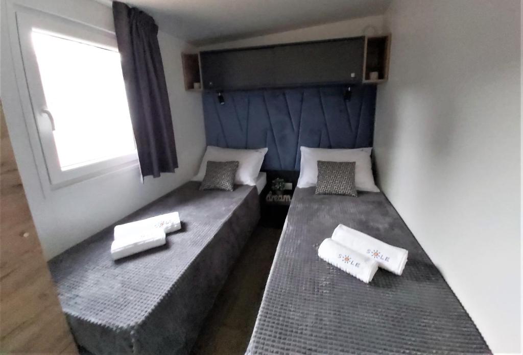 Postel nebo postele na pokoji v ubytování Mobile Home Sole