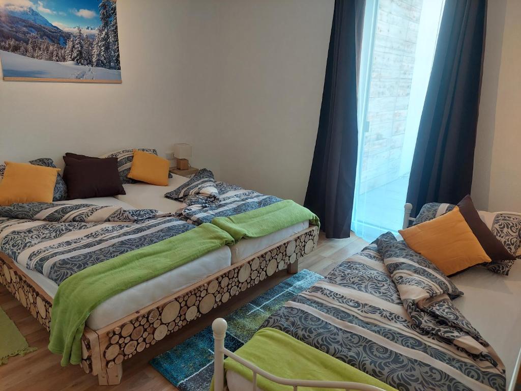 a bedroom with two beds and a window at Appartement Naturnah in Mieders