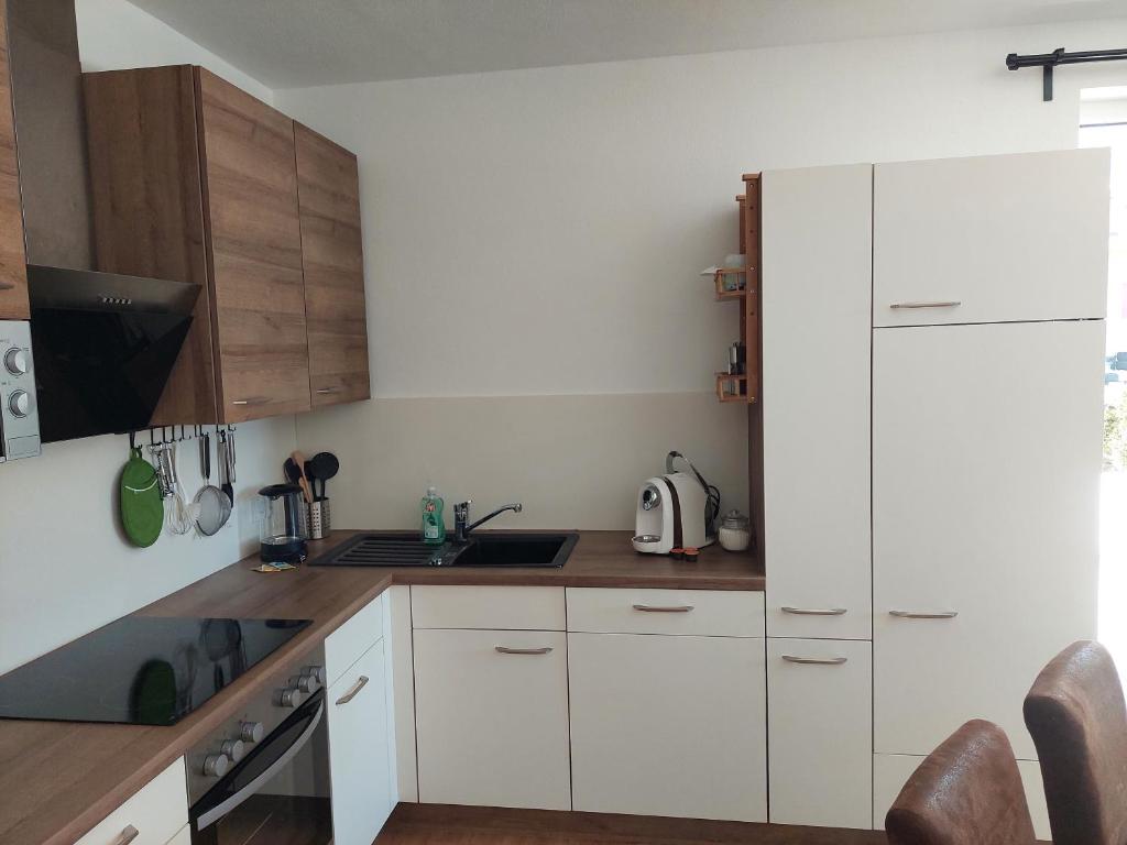 A kitchen or kitchenette at Appartement Naturnah