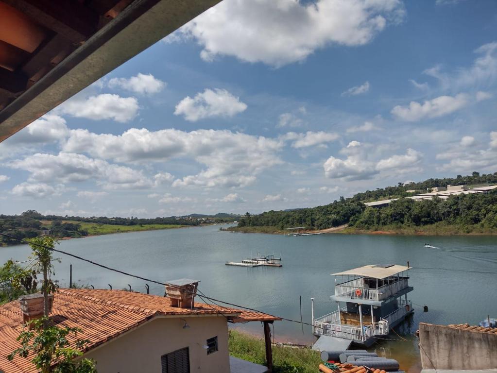 une rivière avec un bateau dans l'eau dans l'établissement Suítes Ponta do Sol (Trator), à Capitólio