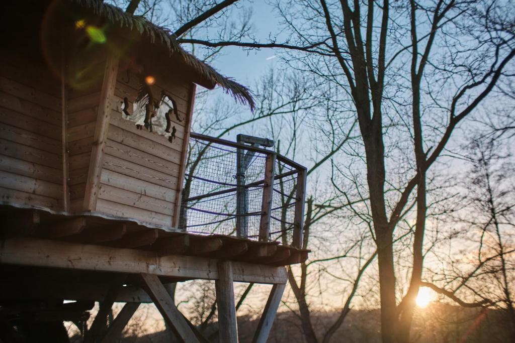 Východ nebo západ slunce při pohledu z chaty nebo okolí