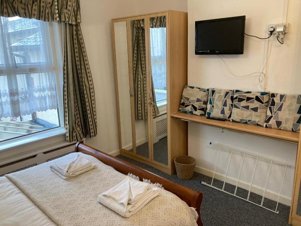 Habitación de hotel con cama y espejo en Abingdon Owner Apartment 19, en Ryde