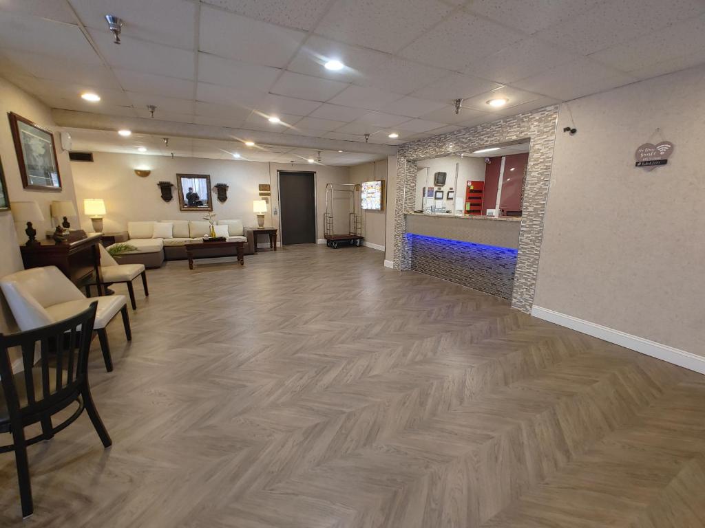 a lobby of a hospital with a waiting room at Hotel Pigeon Forge in Pigeon Forge