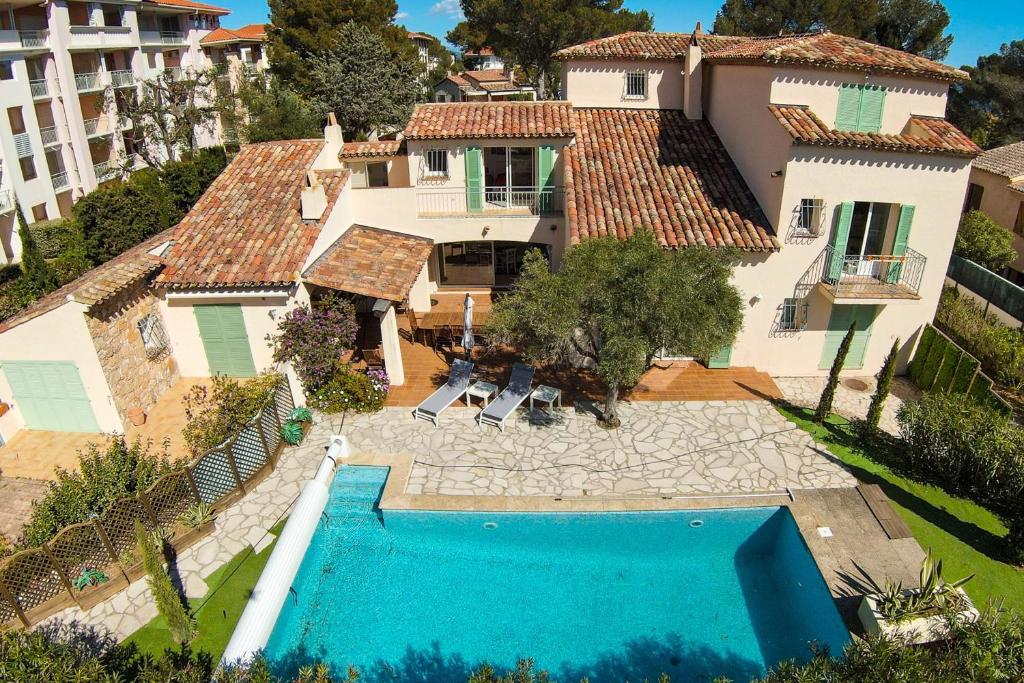 z góry widok na dom z basenem w obiekcie villa for 10 people with private pool 250m from the sea w mieście Saint-Aygulf