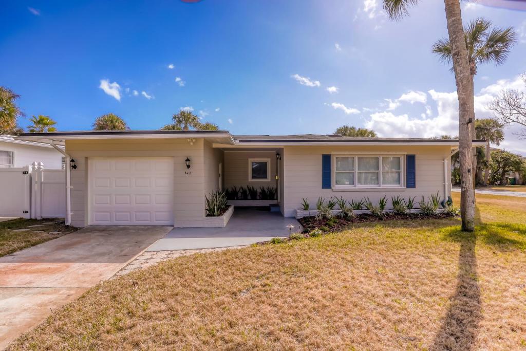 una casa con una palmera delante de ella en Coram's Corner en Jacksonville Beach