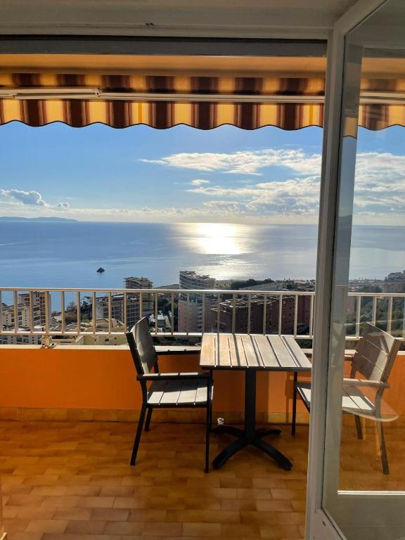 un balcon avec une table et des chaises et une vue sur l'océan dans l'établissement Splendide vue dans ce studio !, à Ajaccio