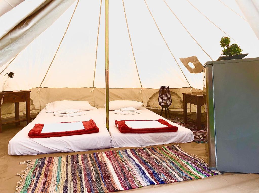 Tienda de campaña con 2 camas en una habitación en Camping Kato Alissos en Káto Alissós