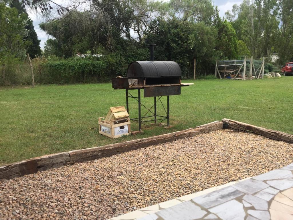 a grill sitting in the middle of a yard at La irupe in Capilla del Señor