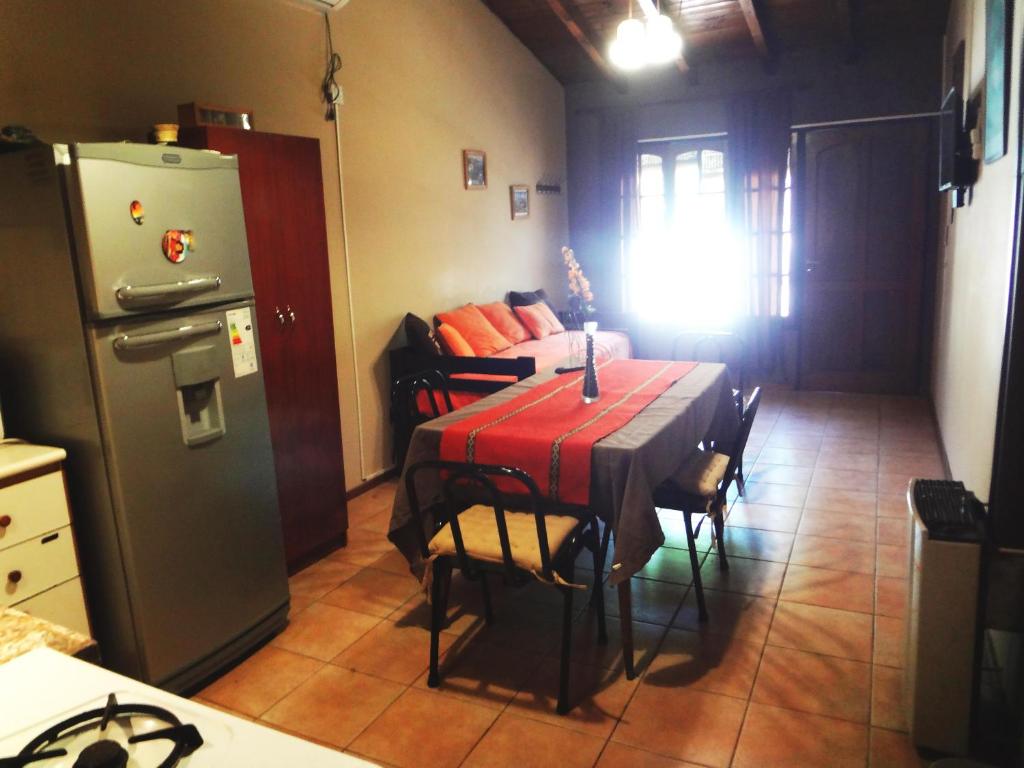 Il comprend une cuisine équipée d'une table et d'un réfrigérateur. dans l'établissement Depto en San José, à Barraquero
