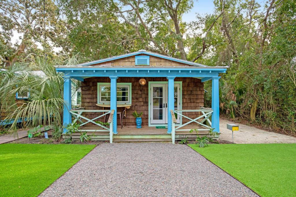 une petite maison avec un toit bleu dans l'établissement That Place Cottage A, à Folly Beach