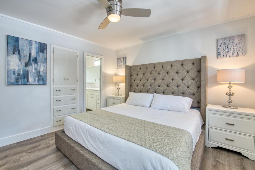 een slaapkamer met een bed en een plafondventilator bij Mill House Hideaway in Flat Rock