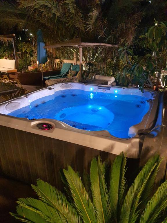 Bazén v ubytovaní Majestic Villa by the Beach Heated Private Pool & Jacuzzi alebo v jeho blízkosti