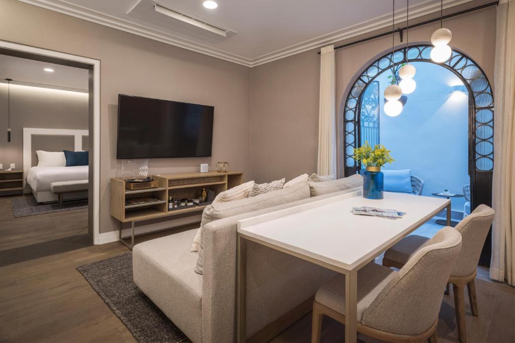 un soggiorno con divano e tavolo di Casa Cleo Luxury Plus by Viadora a Città del Messico