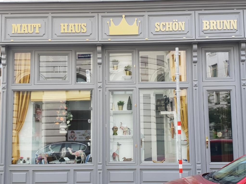 un magasin à l'avant d'un bâtiment avec de nombreuses fenêtres dans l'établissement Mauthaus Schönbrunn, à Vienne