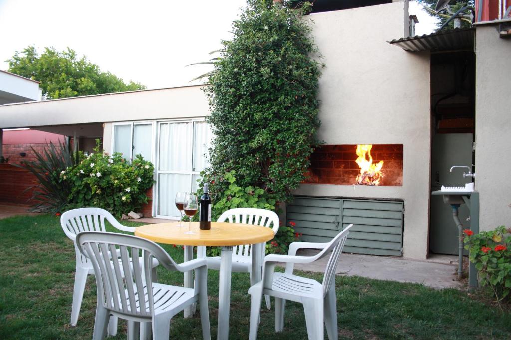 a table and chairs in a yard with a fire place at Apartamento Alvear in San Rafael
