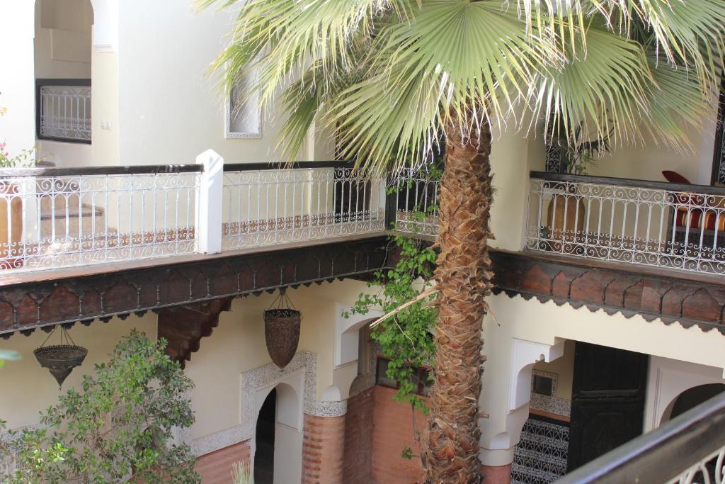 Un balcón o terraza en Riad Jnan El Cadi