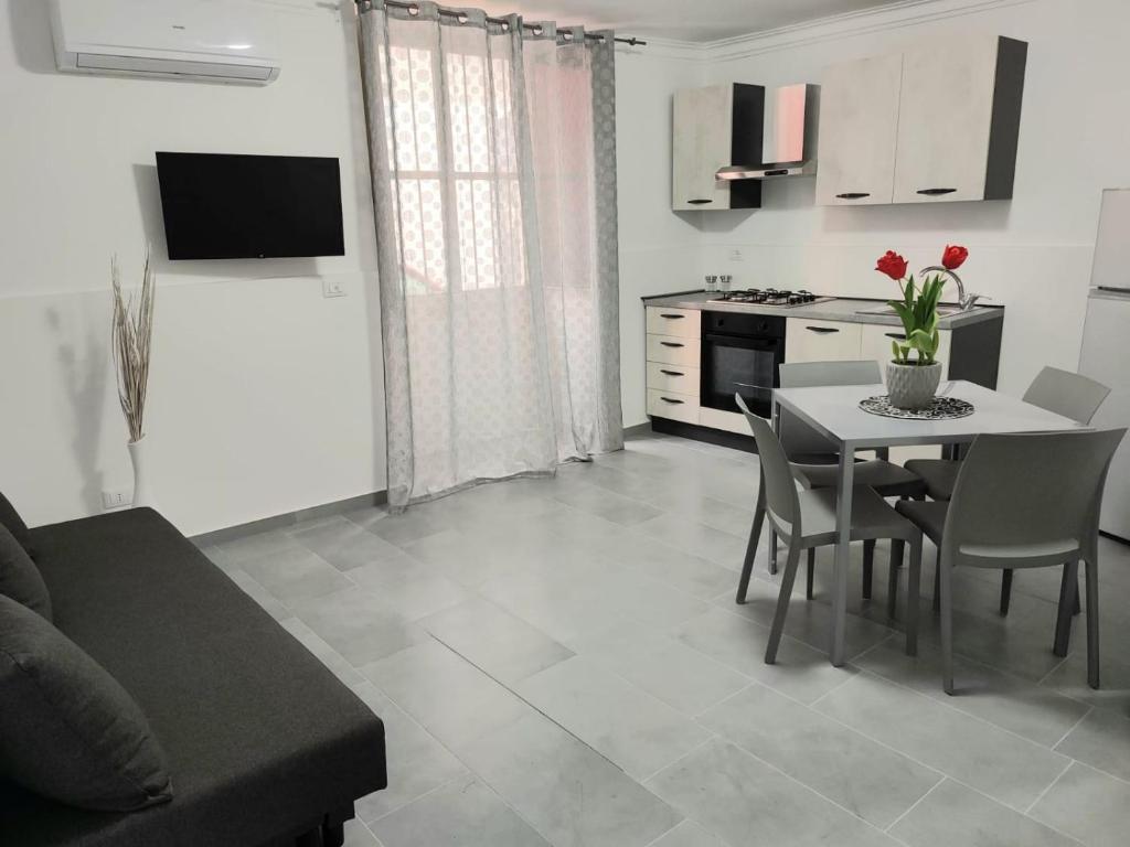 Televízia a/alebo spoločenská miestnosť v ubytovaní Maya's Home
