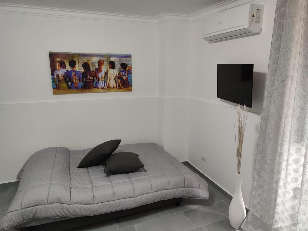 Televízia a/alebo spoločenská miestnosť v ubytovaní Maya's Home