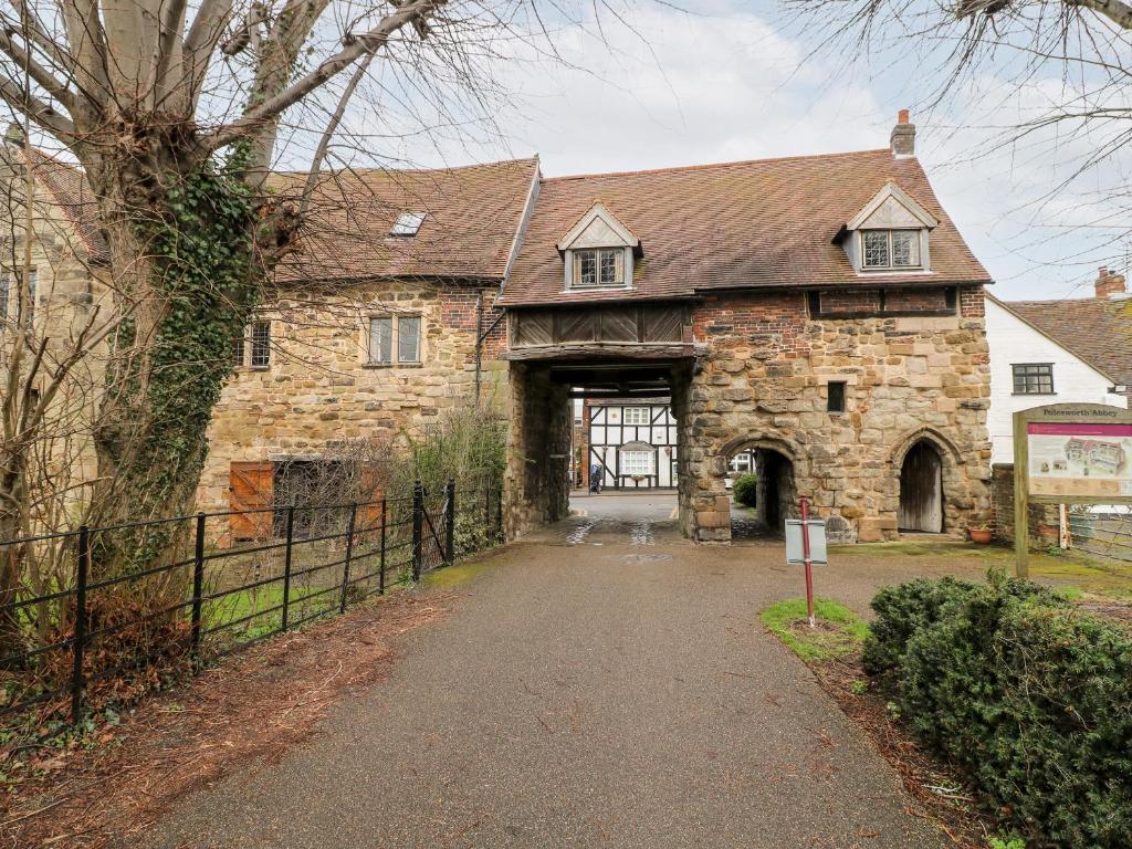 uma grande casa de pedra com uma grande porta em Porter's Lodge em Tamworth