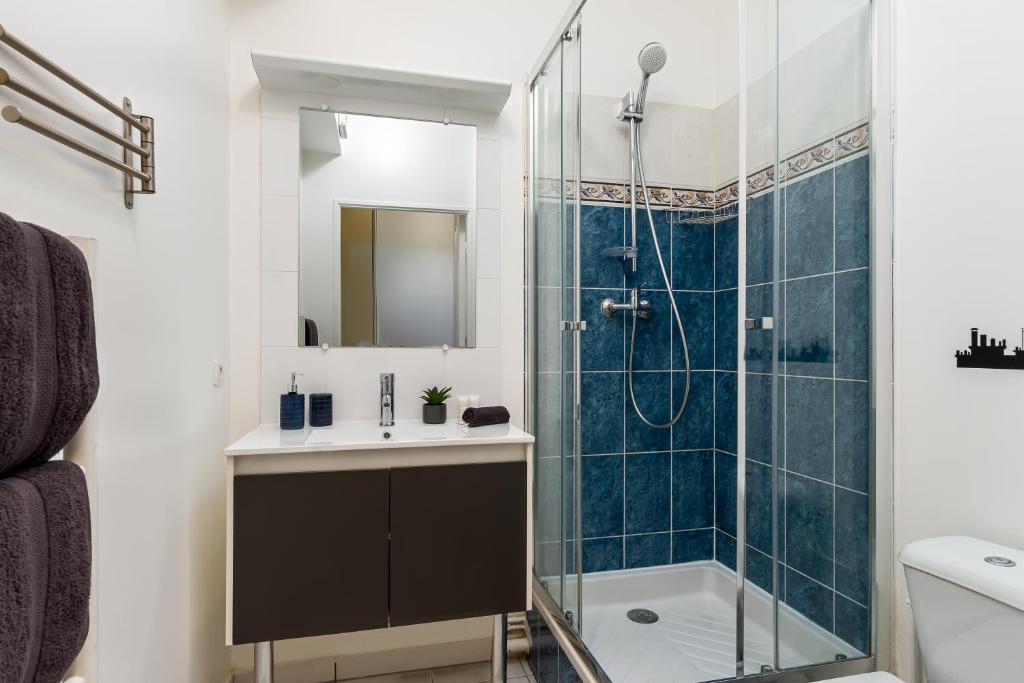 a bathroom with a shower and a sink at Cocoon 2 Proche - Disney Paris- Parking gratuit in Serris